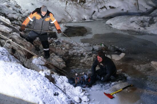 Тело пропавшего 9-летнего мальчика достали из водоема в Ленобласти 