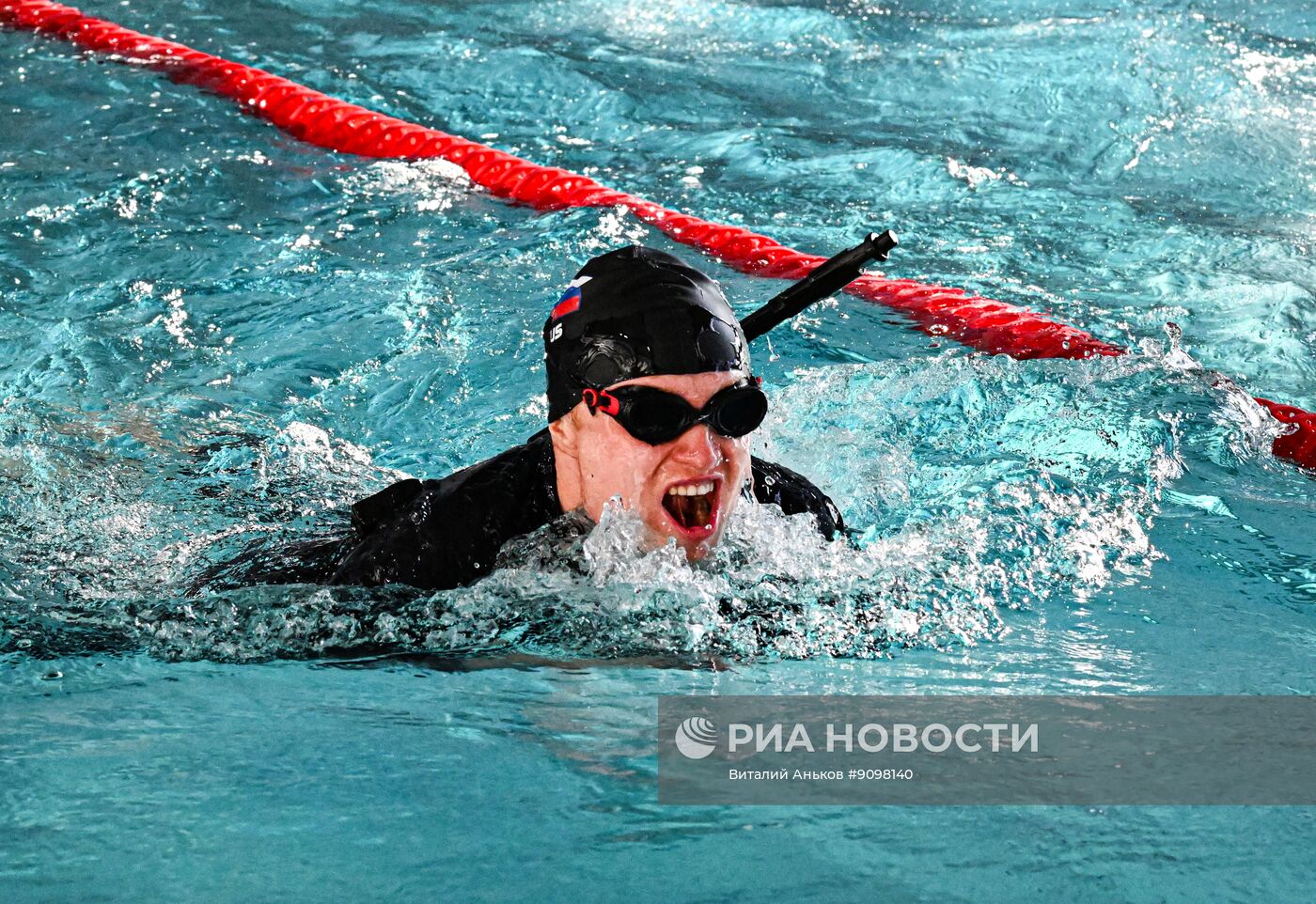 Соревнования по плаванию с автоматом во Владивостоке