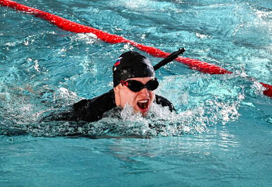 Соревнования по плаванию с автоматом во Владивостоке