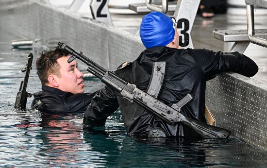 Соревнования по плаванию с автоматом во Владивостоке