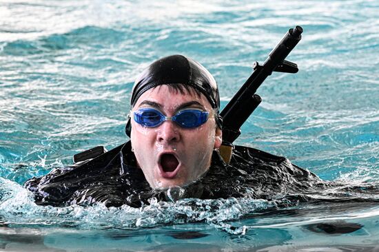 Соревнования по плаванию с автоматом во Владивостоке