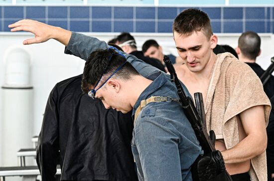 Соревнования по плаванию с автоматом во Владивостоке