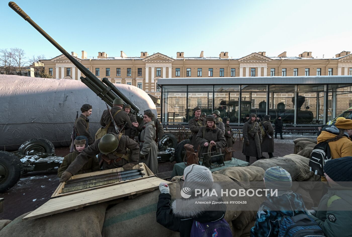 Реконструкция прибытия на Финляндский вокзал первого поезда после прорыва блокады Ленинграда