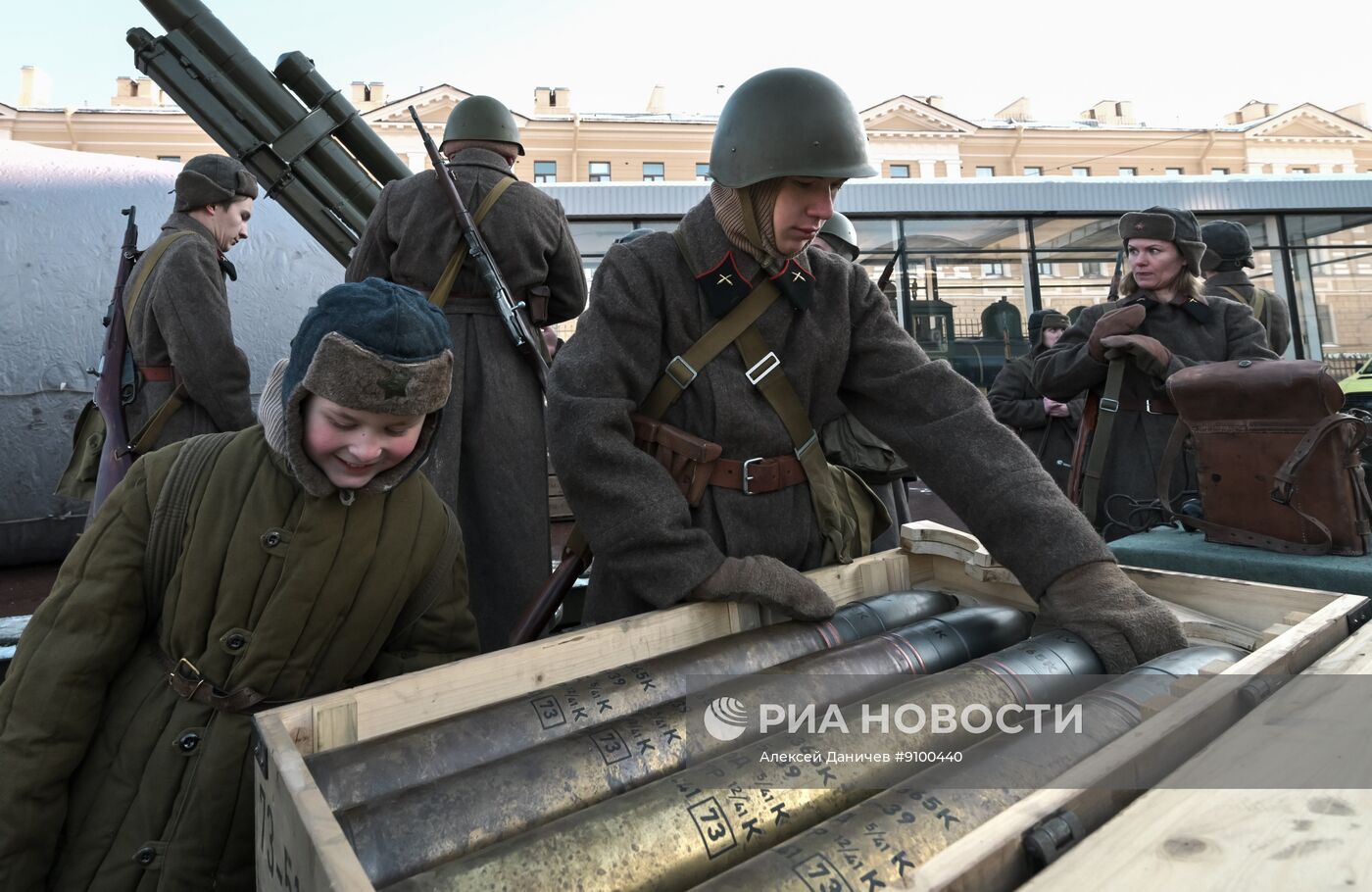 Реконструкция прибытия на Финляндский вокзал первого поезда после прорыва блокады Ленинграда
