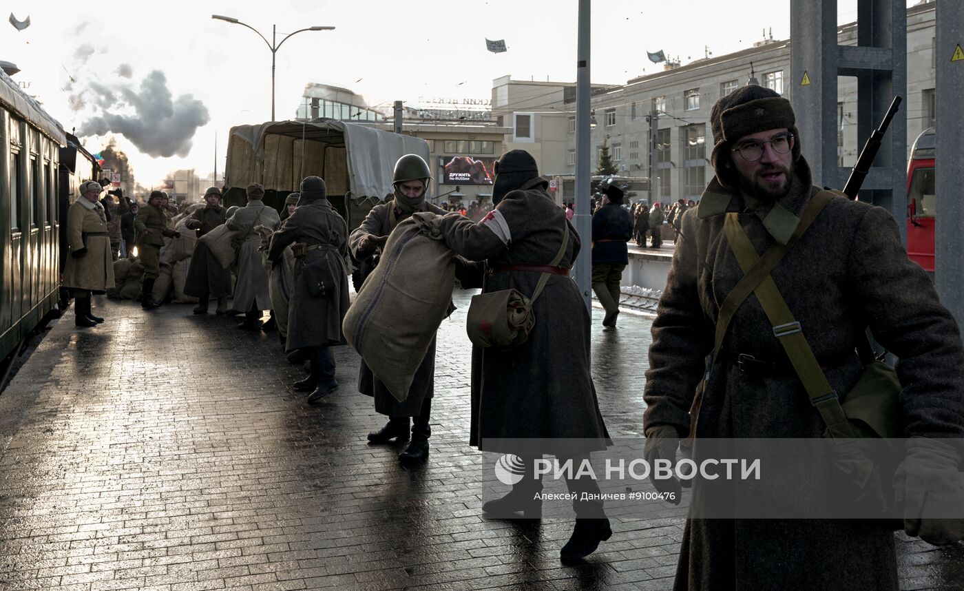 Реконструкция прибытия на Финляндский вокзал первого поезда после прорыва блокады Ленинграда