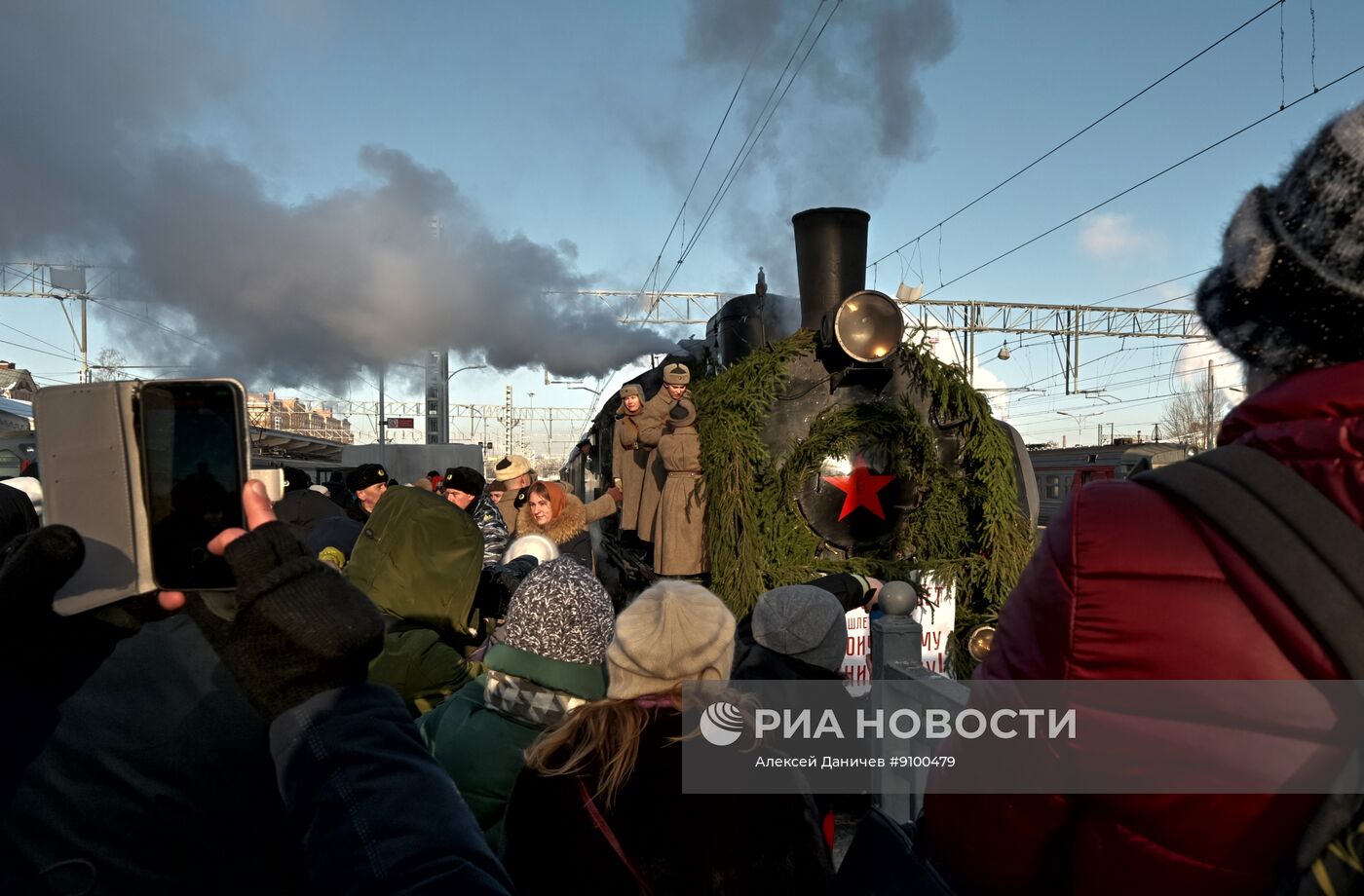 Реконструкция прибытия на Финляндский вокзал первого поезда после прорыва блокады Ленинграда