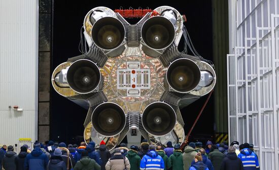 Вывоз РН "Протон-М" со спутником "Электро-Л" на стартовый комплекс космодрома Байконур