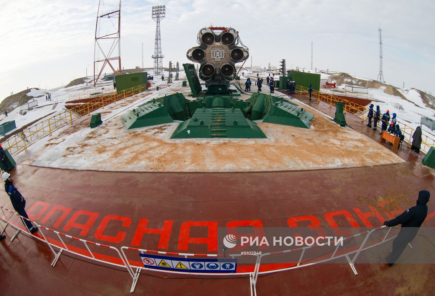 Вывоз РН "Протон-М" со спутником "Электро-Л" на стартовый комплекс космодрома Байконур