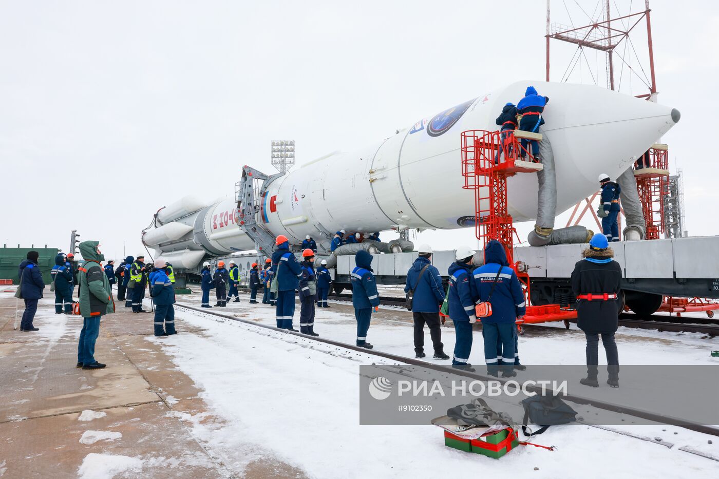 Вывоз РН "Протон-М" со спутником "Электро-Л" на стартовый комплекс космодрома Байконур