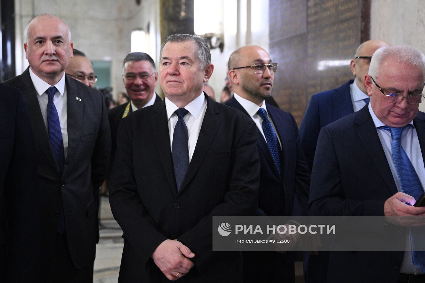 Глава МИД РФ Лавров возложил цветы к памятной доске ветеранов МИД РФ