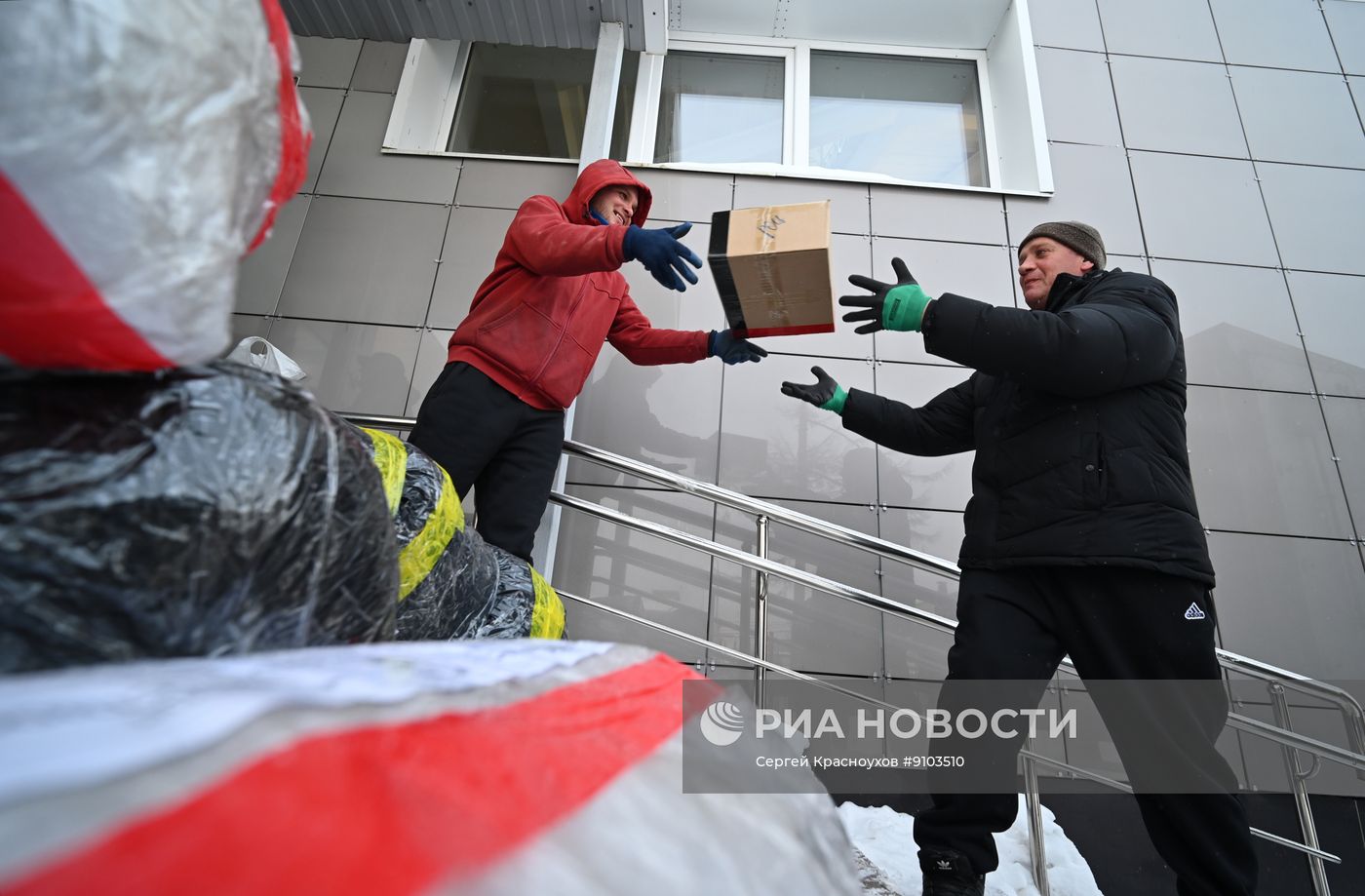 Отправка гуманитарного груза для участников СВО в Южно-Сахалинске