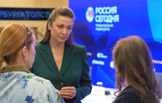 Видеомост Москва — Тула — Саратов — Сергиев Посад — Минск — Вена на тему: "В единстве — наша сила!", инициированный Общероссийской общественно-государственной организацией "Союз женщин России"