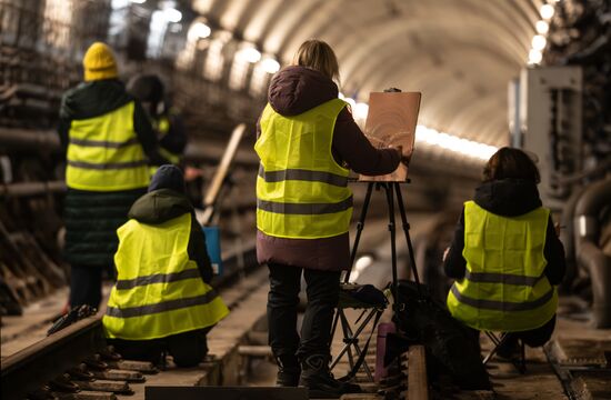 Выездная художественная сессия проекта "Искусство в метро" в Москве