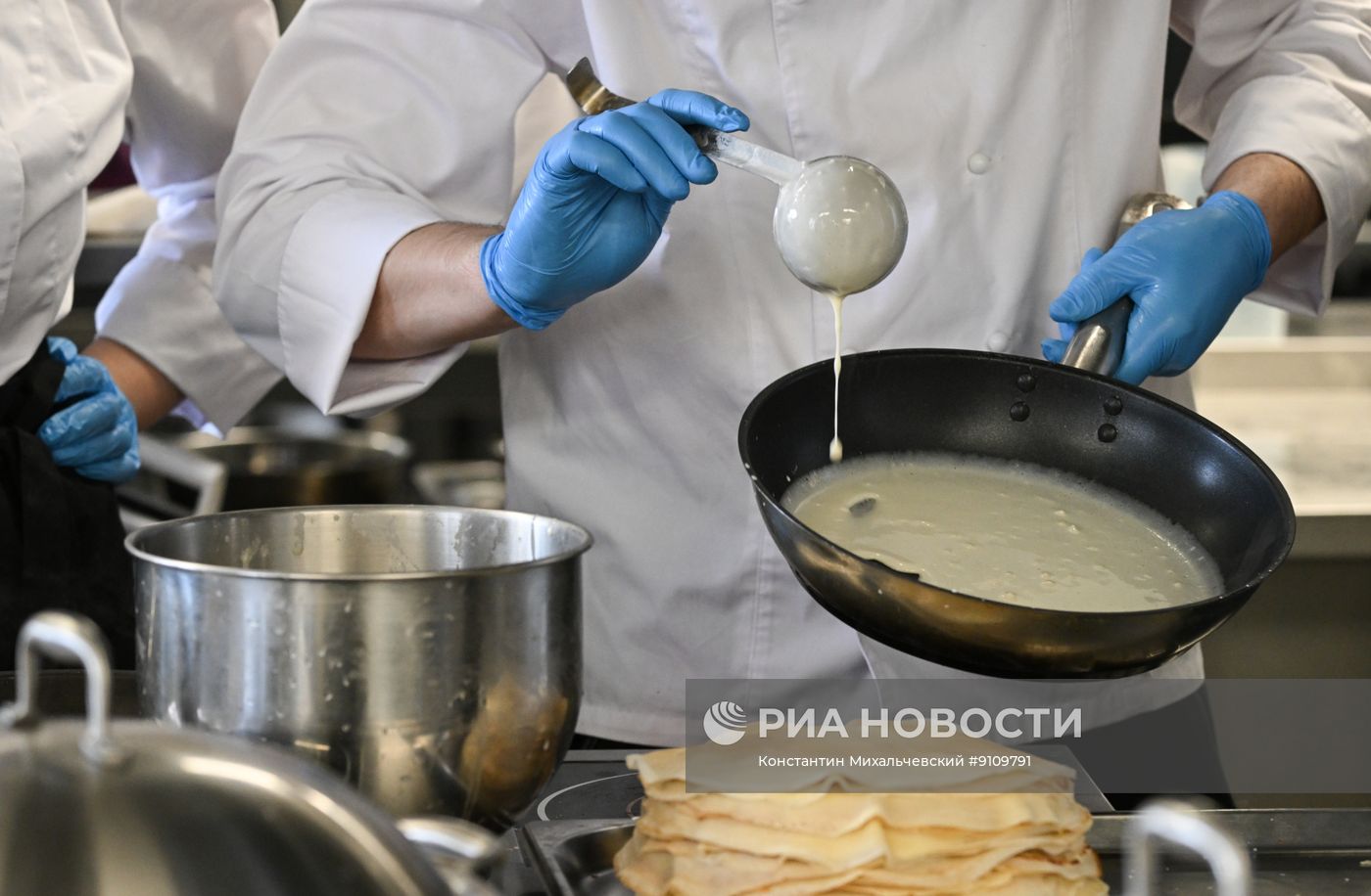 Приготовление блинов на Масленицу в России