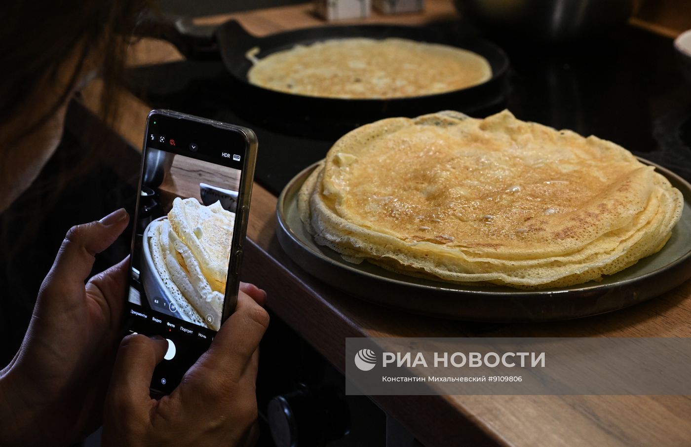 Приготовление блинов на Масленицу в России