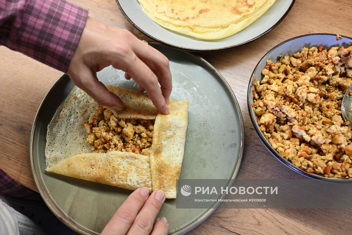 Приготовление блинов на Масленицу в России