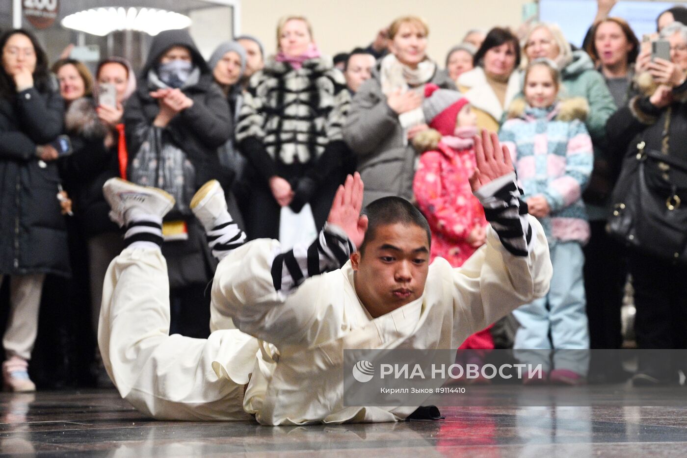 Выступление артистов из Китая в московском метро