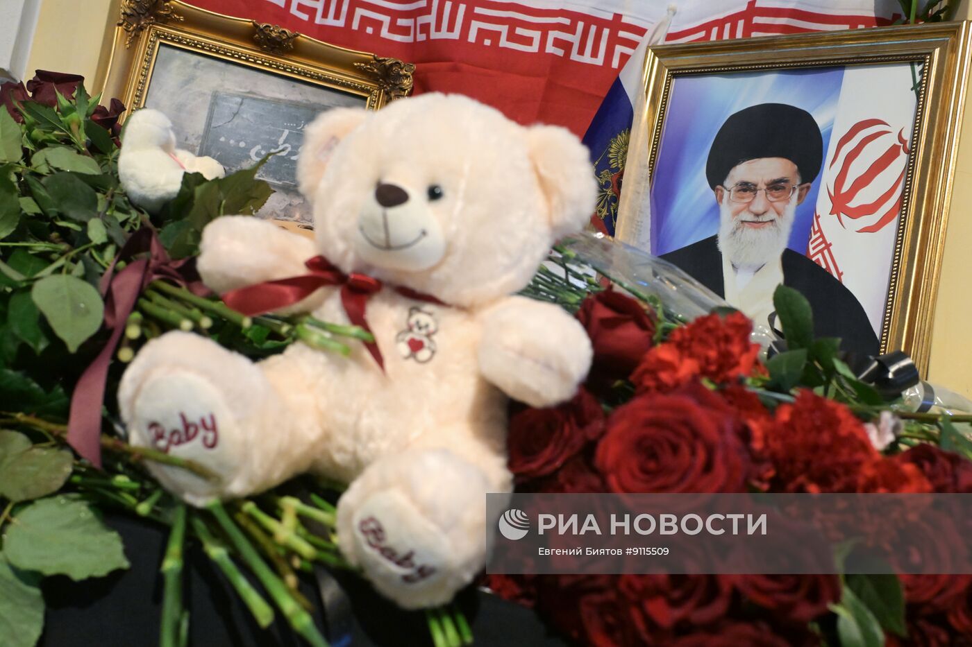 Обстановка у посольства Ирана в Москве в связи с гибелью верховного лидера страны Али Хаменеи