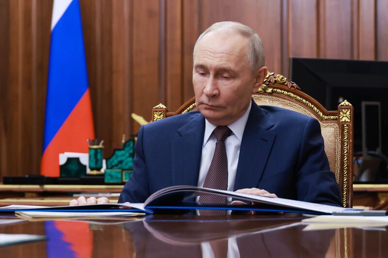 Президент Владимир Путин провел встречу с губернатором Амурской области Василием Орловым