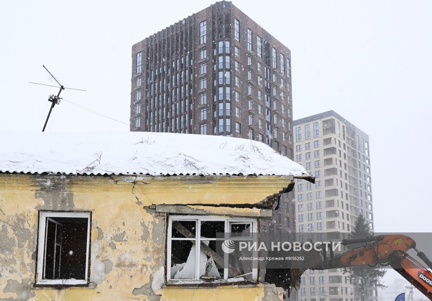 Снос ветхих домов в Новосибирске в рамках программы реновации
