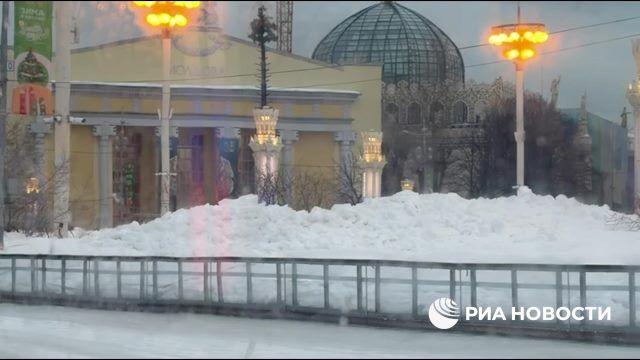 Демонтаж катка на ВДНХ начался в Москве