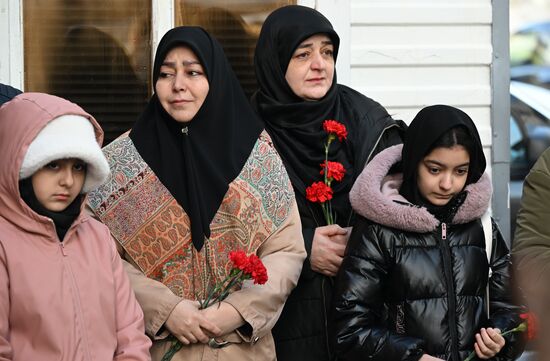 Возложение цветов к генконсульству Ирана в Казани