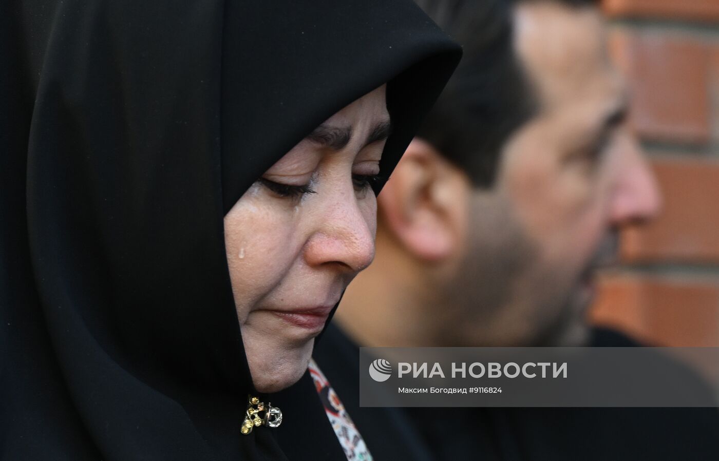 Возложение цветов к генконсульству Ирана в Казани