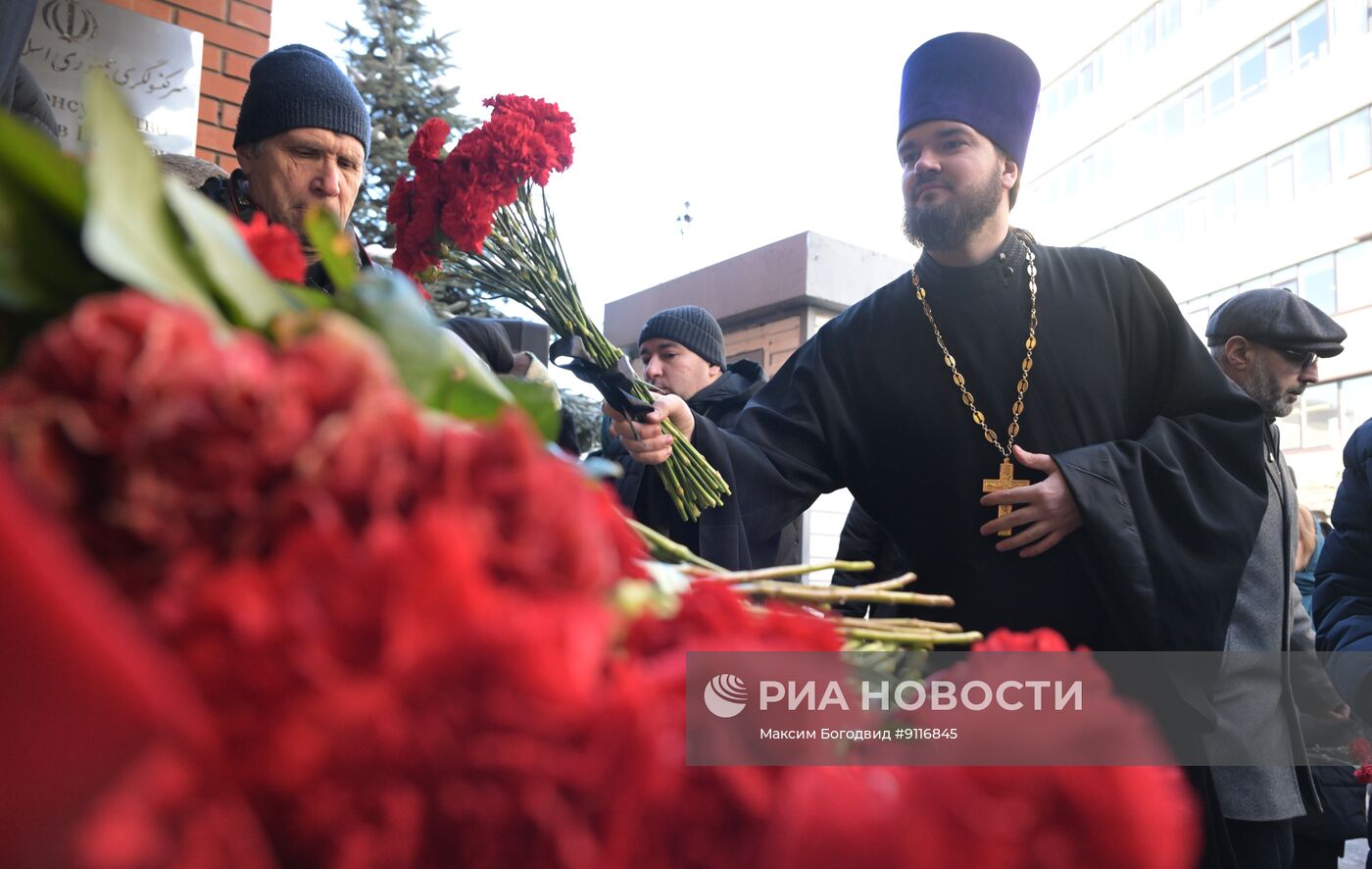 Возложение цветов к генконсульству Ирана в Казани