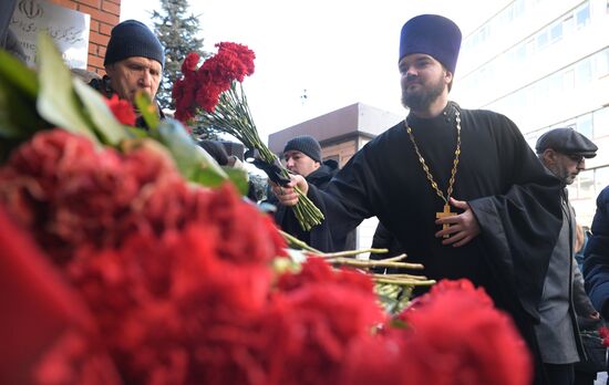 Возложение цветов к генконсульству Ирана в Казани