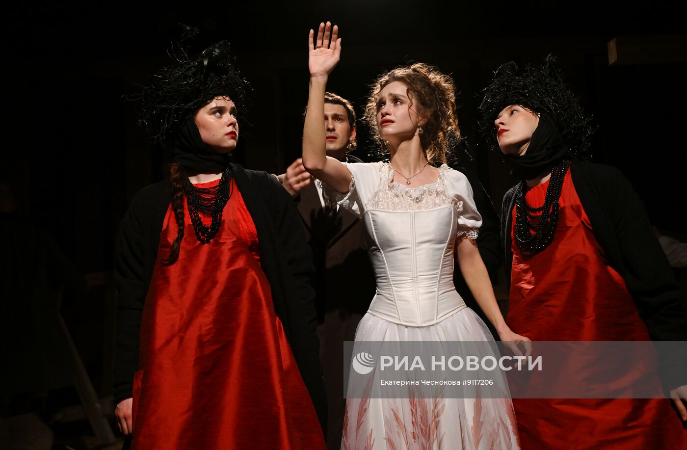 Спектакль "Дубровский" в "Покровка.Театр"