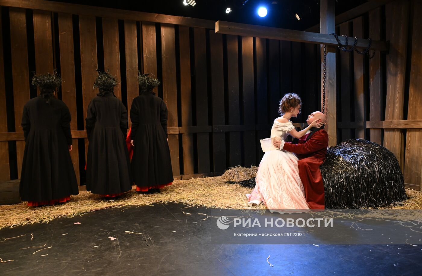 Спектакль "Дубровский" в "Покровка.Театр"