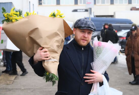 Продажа цветов к 8 марта на Рижском рынке в Москве