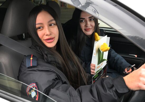 Сотрудники ДПС поздравляют женщин-водителей с 8 марта