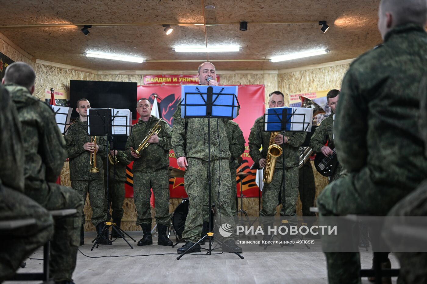Праздничный концерт в зоне СВО для женщин-военнослужащих группировки "Центр"