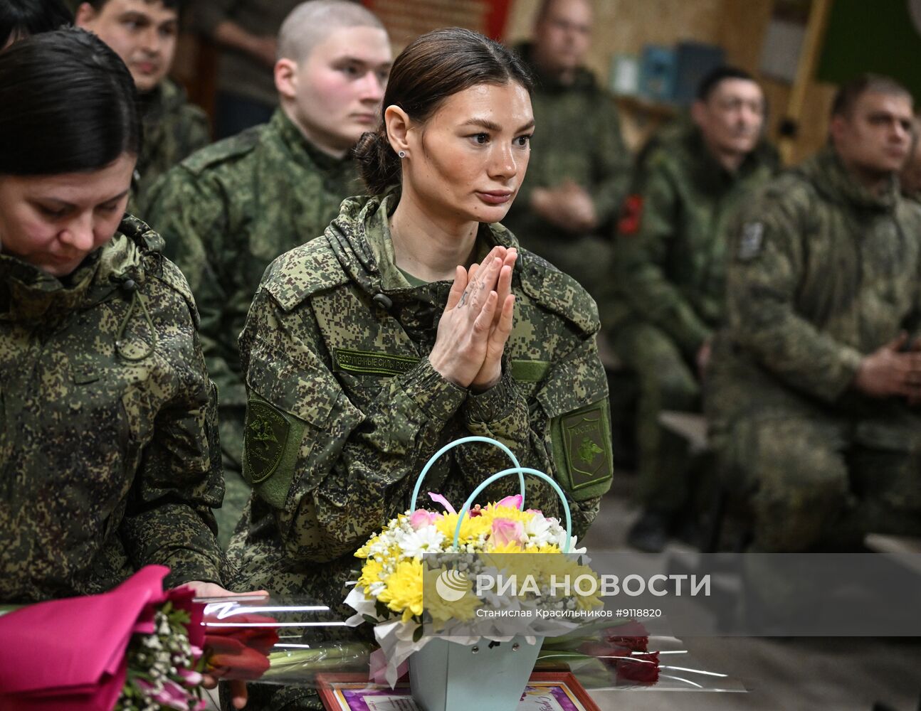 Праздничный концерт в зоне СВО для женщин-военнослужащих группировки "Центр"