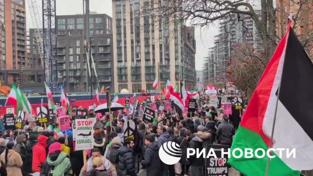 Митинг против ударов США и Израиля в Лондоне