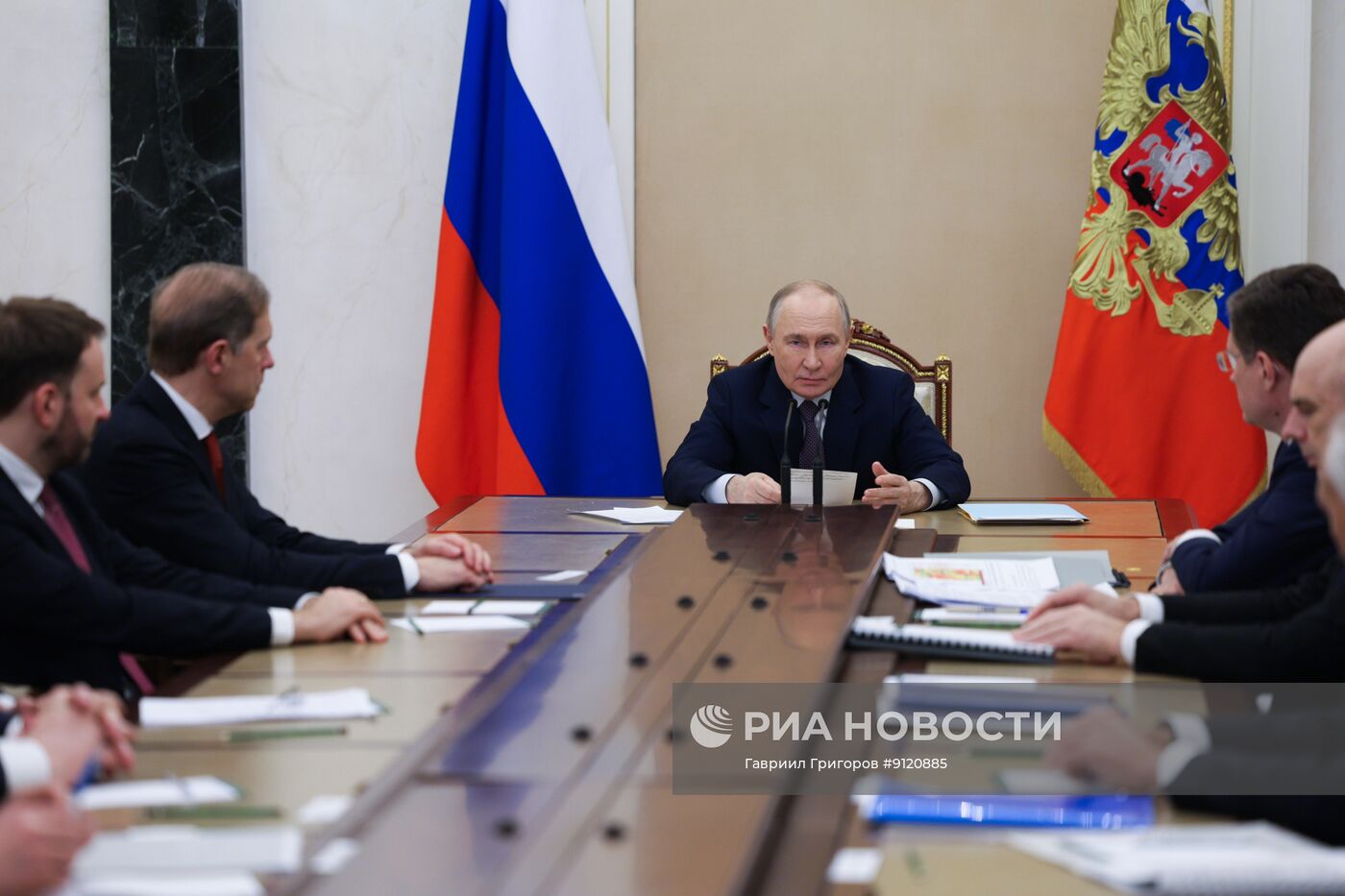 Президент Владимир Путин провел совещание о ситуации на мировом рынке нефти и газа