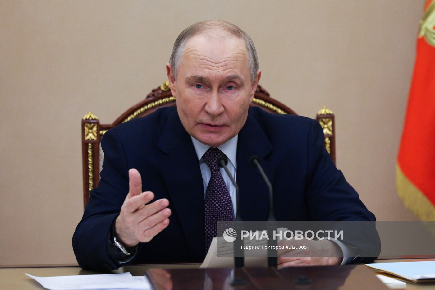 Президент Владимир Путин провел совещание о ситуации на мировом рынке нефти и газа