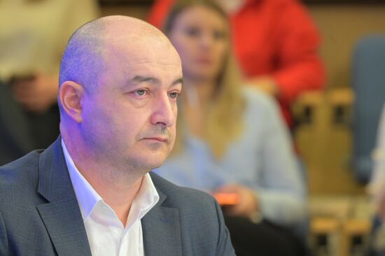 П/к, посвященная новому этапу в отечественной хирургии и трансплантологии — успешным операциям по пересадке рук после их утраты, проведенным в НИИ СП им. Н.В. Склифосовского