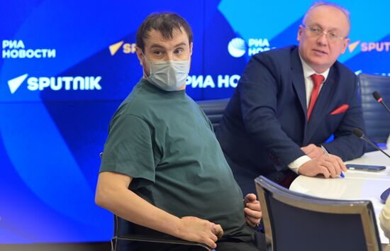 П/к, посвященная новому этапу в отечественной хирургии и трансплантологии — успешным операциям по пересадке рук после их утраты, проведенным в НИИ СП им. Н.В. Склифосовского