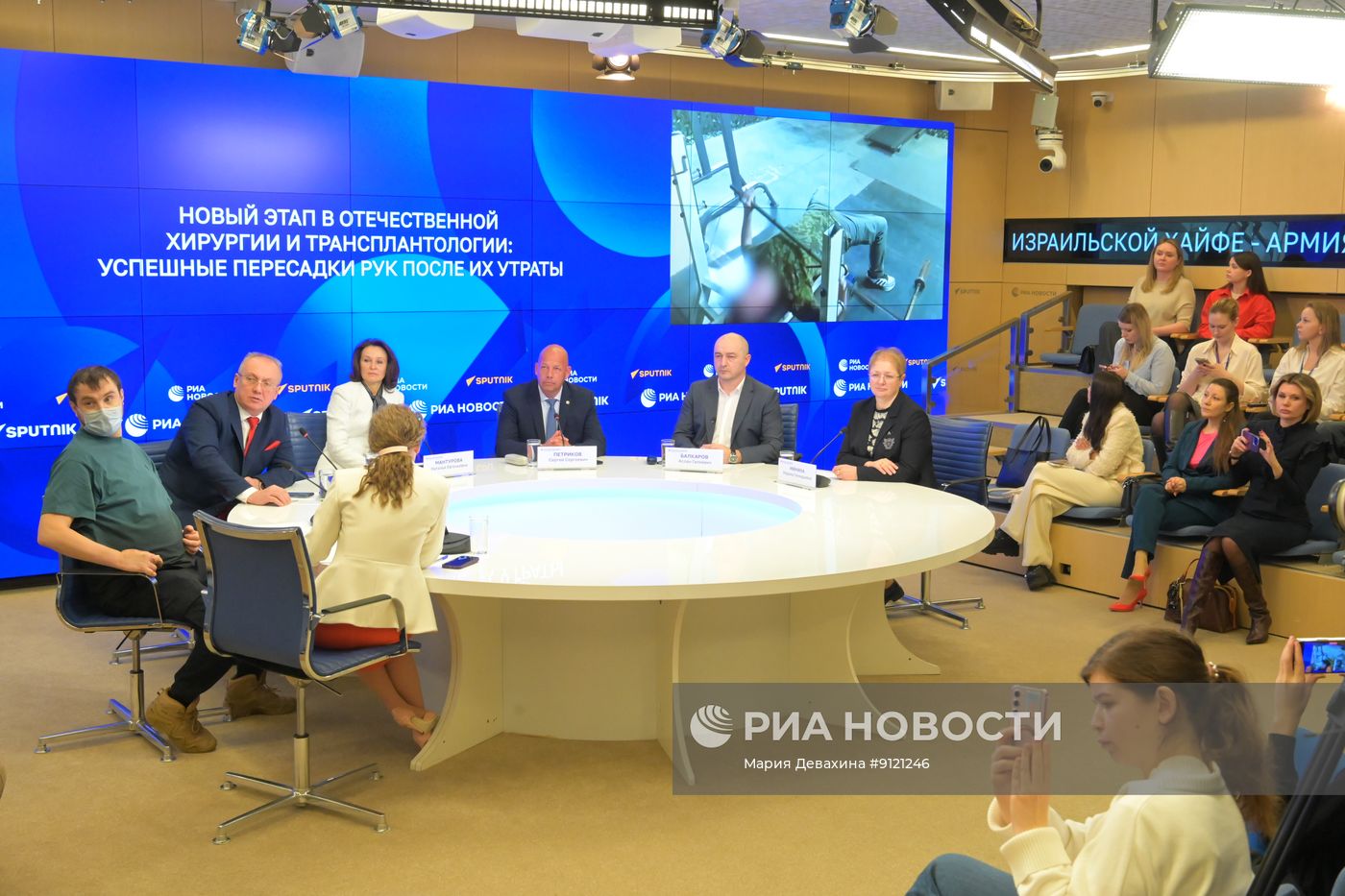 П/к, посвященная новому этапу в отечественной хирургии и трансплантологии — успешным операциям по пересадке рук после их утраты, проведенным в НИИ СП им. Н.В. Склифосовского
