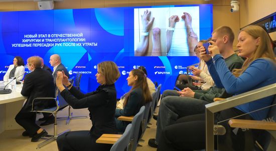 П/к, посвященная новому этапу в отечественной хирургии и трансплантологии — успешным операциям по пересадке рук после их утраты, проведенным в НИИ СП им. Н.В. Склифосовского