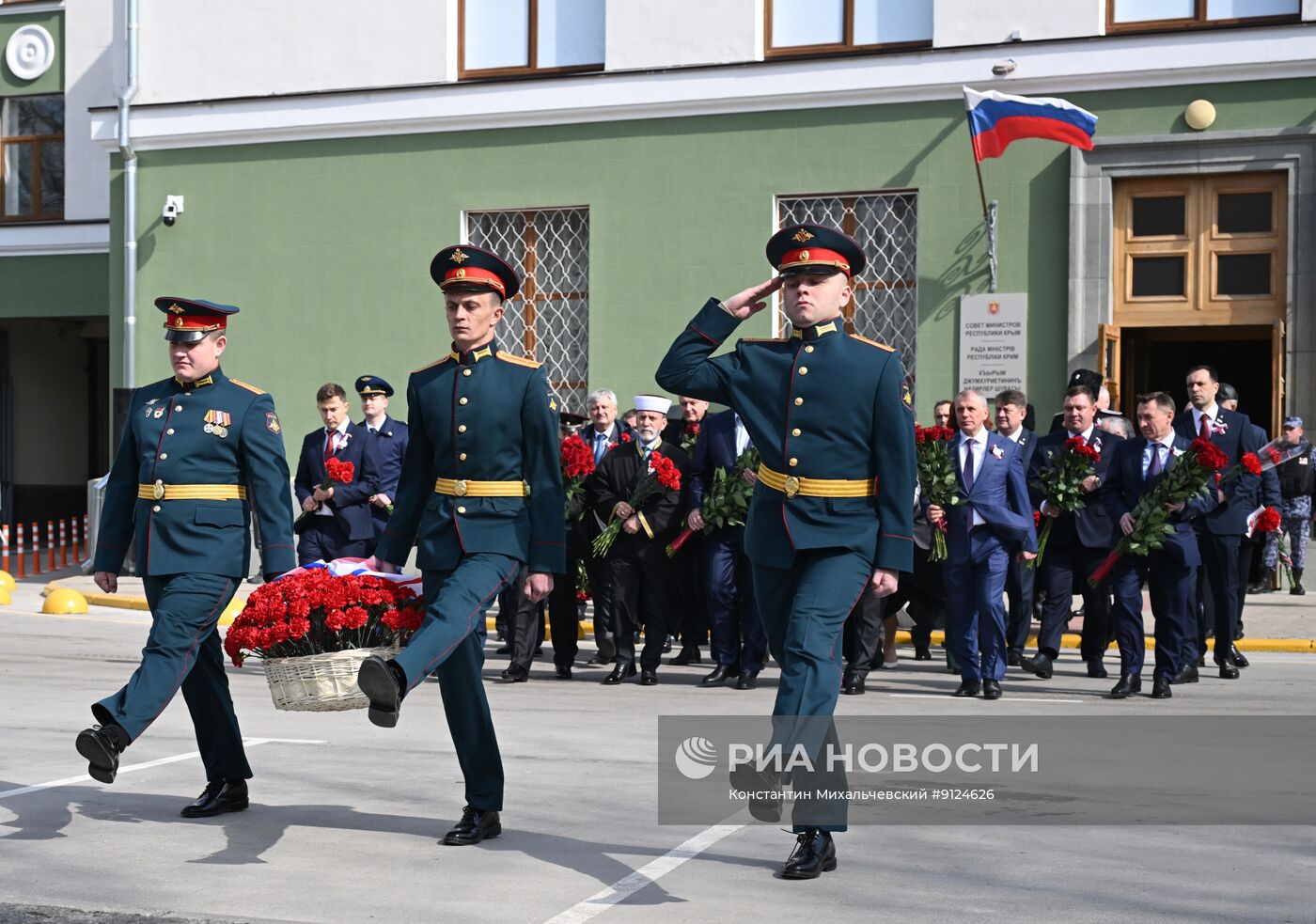Церемония возложения цветов к памятнику "Народному ополчению всех времен" в Симферополе