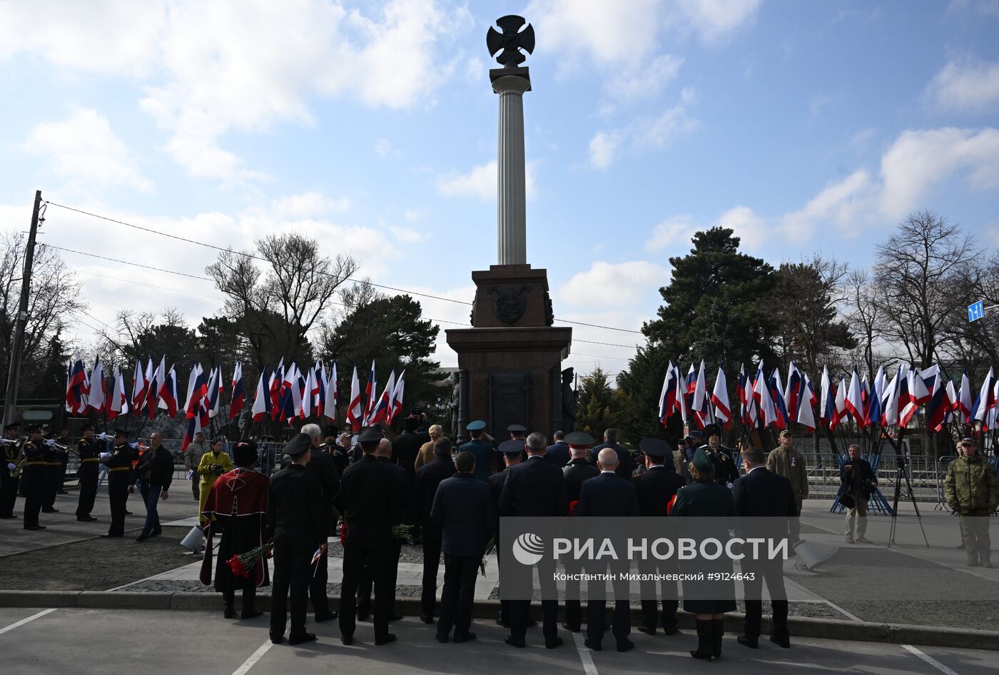 Церемония возложения цветов к памятнику "Народному ополчению всех времен" в Симферополе