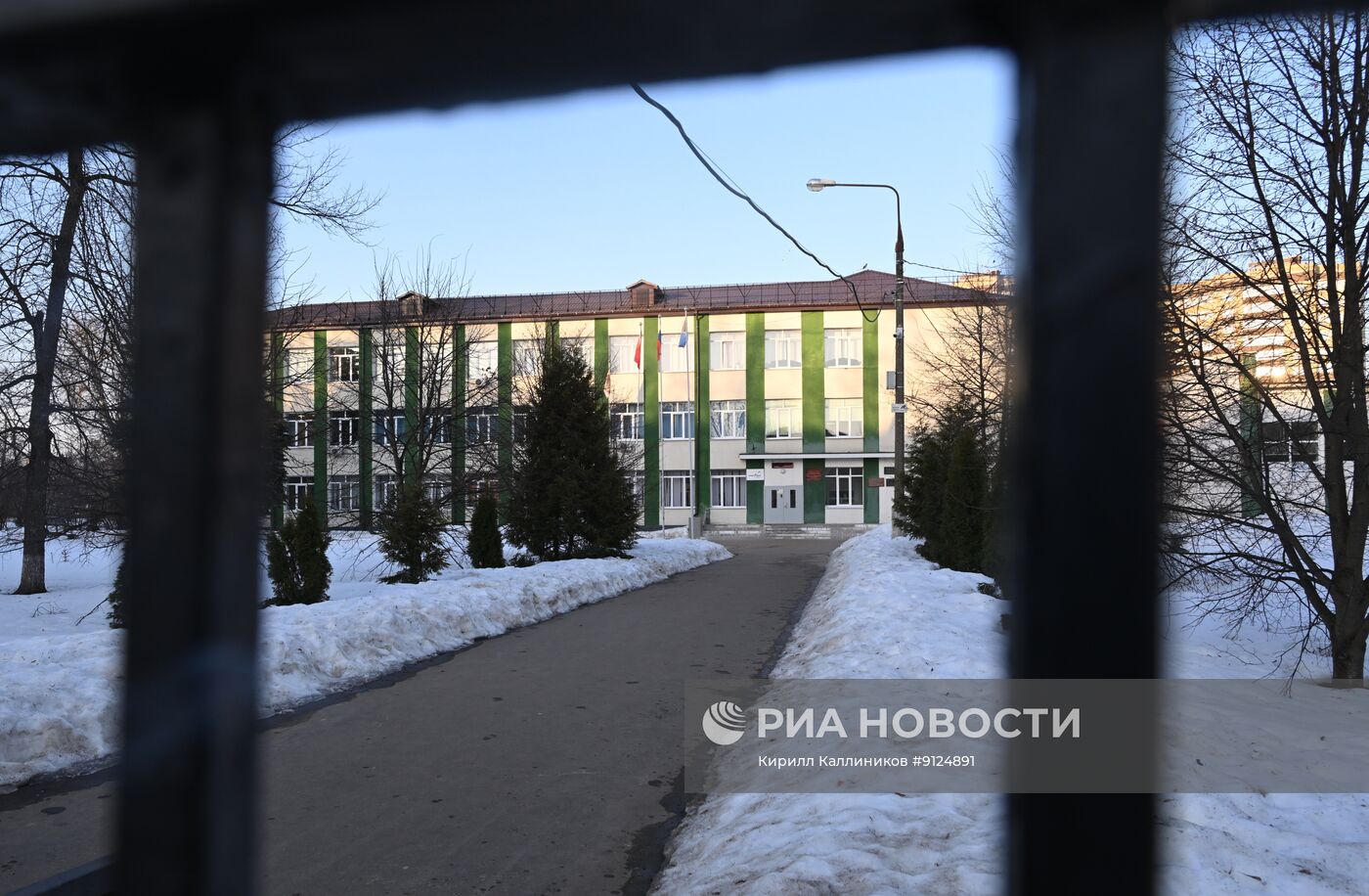 Обстановка у школы, где школьник напал с ножом на одноклассника