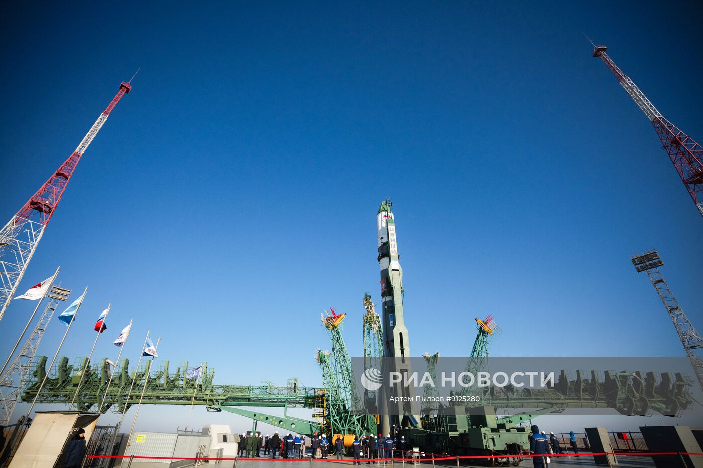 Ракету "Союз-2.1а" с грузовым кораблем "Прогресс МС-33" установили на стартовый комплекс космодрома Байконур