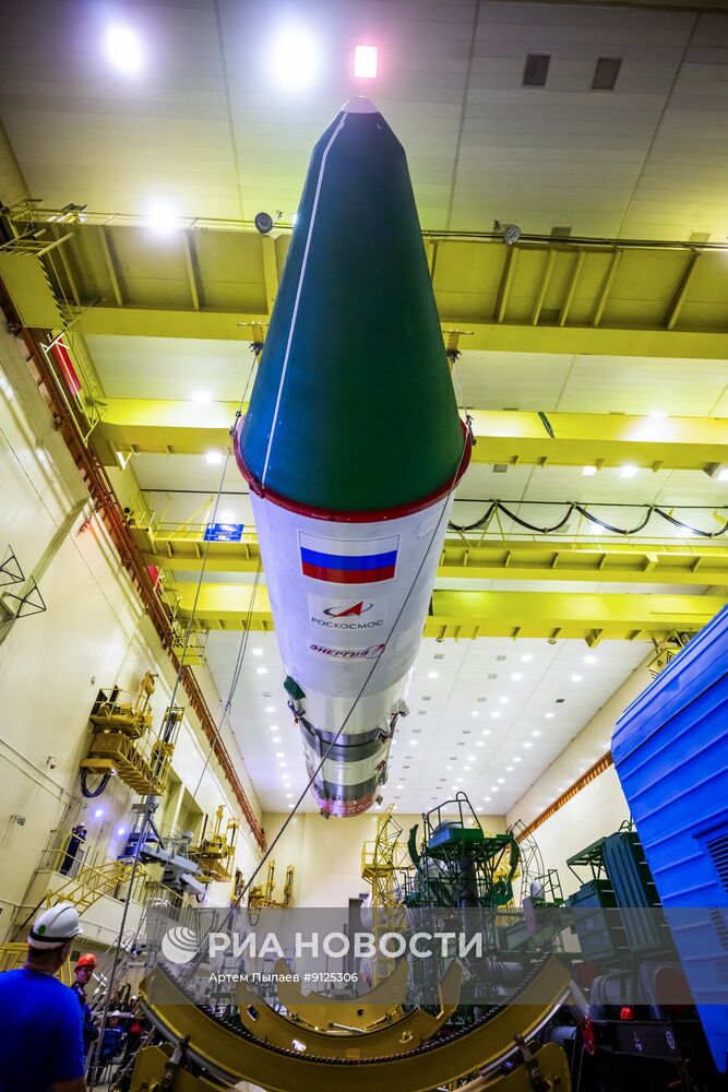 Ракету "Союз-2.1а" с грузовым кораблем "Прогресс МС-33" установили на стартовый комплекс космодрома Байконур