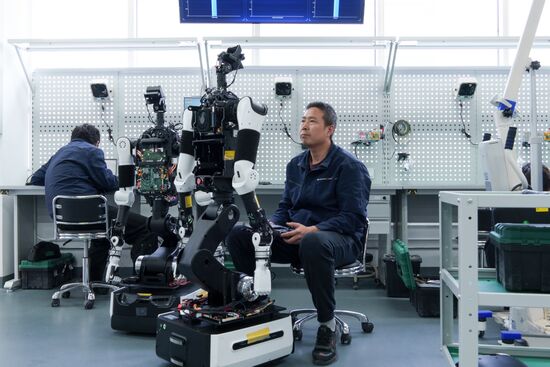 Сборка и тестирование человекоподобных роботов в Пекине 