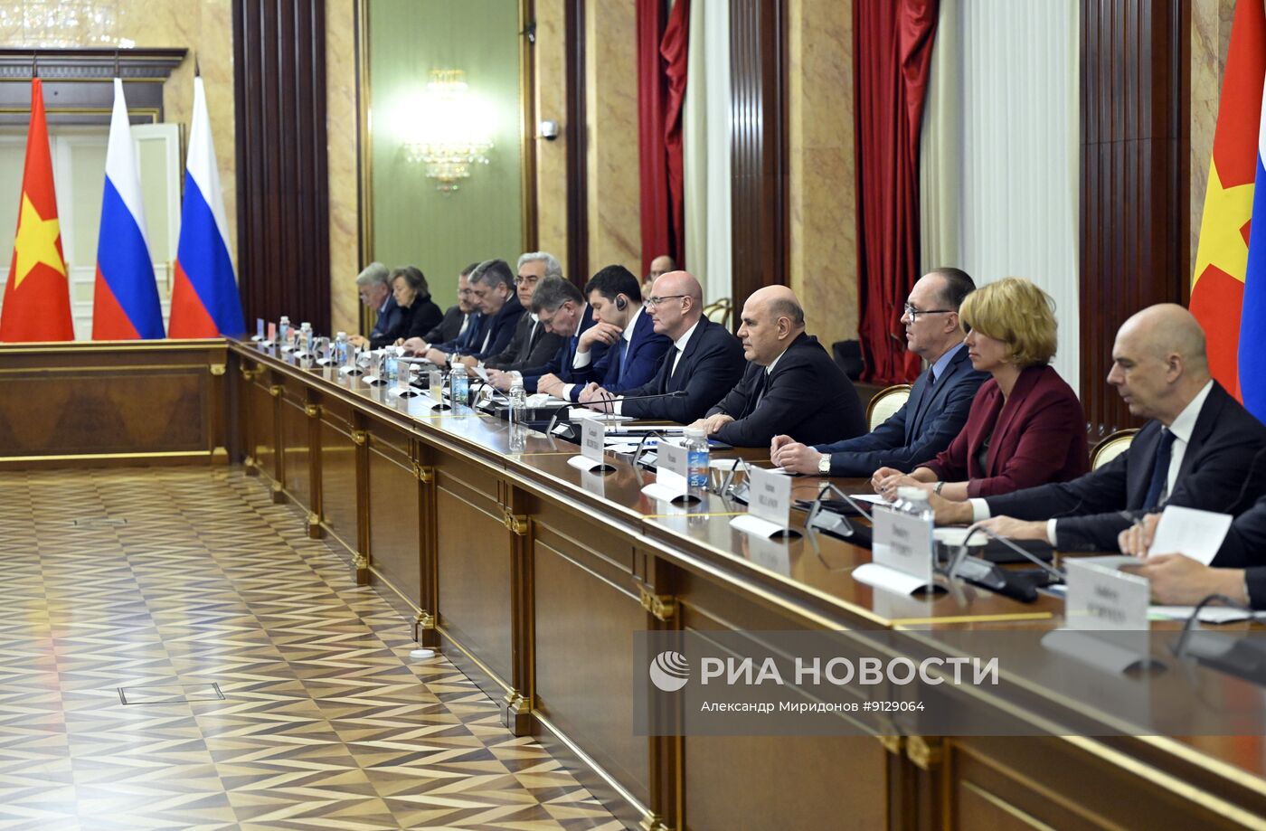 Премьер-министр Михаил Мишустин провел переговоры с премьер-министром Вьетнама Фам Минь Тинем