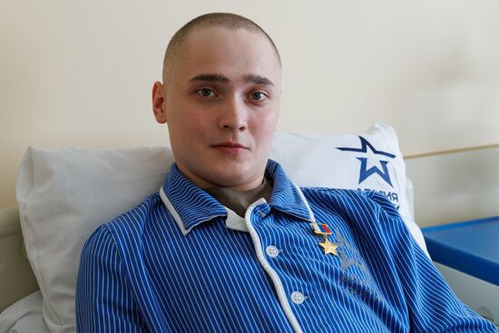 Министр обороны РФ Андрей Белоусов вручил звезду Героя рядовому Сергею Ярашеву